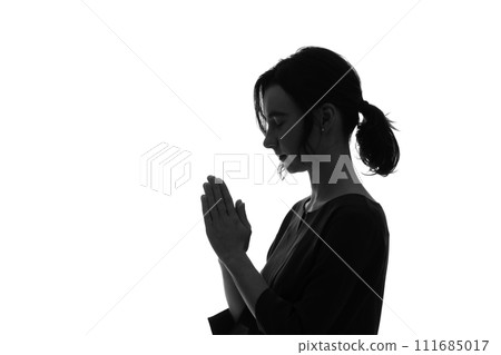 祈禱的外國婦女的剪影 祈禱的外國婦女的剪影 111685017