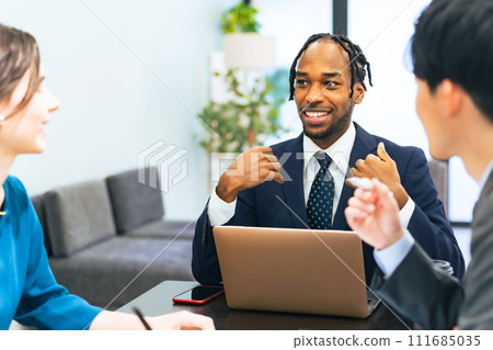 跨國集團在辦公室舉行會議 跨國集團在辦公室舉行會議 111685035