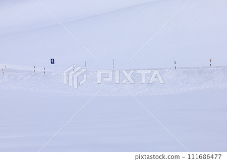 穿過雪原的雪路 穿過雪原的雪路 111686477