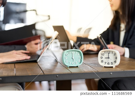 Image of business person attendance management Image of business person attendance management 111686569