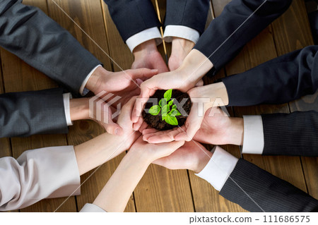 握緊雙手的商務人士 握緊雙手的商務人士 111686575