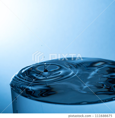 水濺動作鏡頭 111686675