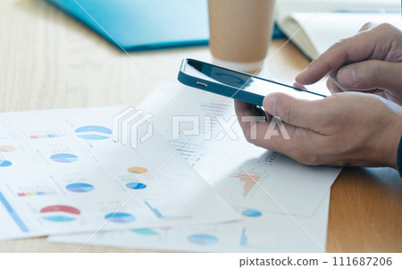 在智慧型手機上建立文件的人的手 在智慧型手機上建立文件的人的手 111687206