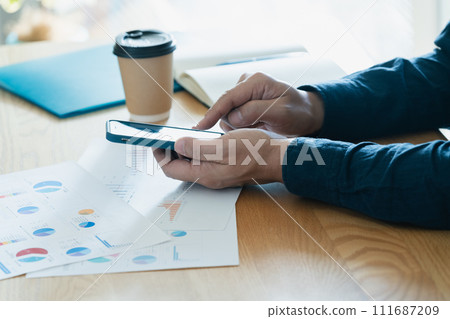 在智慧型手機上建立文件的人的手 在智慧型手機上建立文件的人的手 111687209