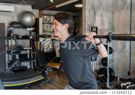 一名年輕的亞洲男子在健身房進行下半身訓練(腿部訓練,艱苦,艱難,BIG3) 一名年輕的亞洲男子在健身房進行下半身訓練(腿部訓練,艱苦,艱難,BIG3) 111688312