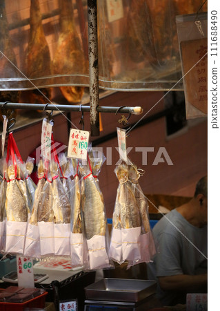 鹽乾魚(鹹魚)在香港德輔道西側的“海鮮小鎮”出售。以前很便宜但是現在很貴 鹽乾魚(鹹魚)在香港德輔道西側的“海鮮小鎮”出售。以前很便宜但是現在很貴 111688490