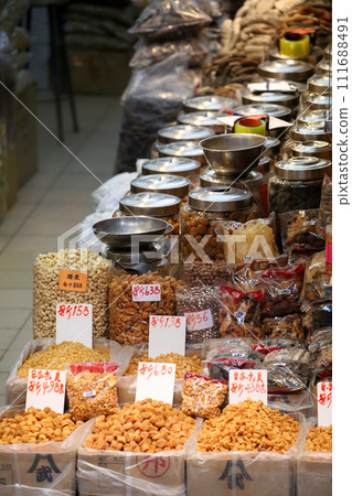 香港德輔堂西面的一家干貝和鹽乾魚的商店。有些人不知道該用哪種菜 香港德輔堂西面的一家干貝和鹽乾魚的商店。有些人不知道該用哪種菜 111688491