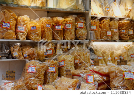 A cat stands guard over the swim bladder (fish glue) of high-quality fish ingredients sold at a high-end dry goods store in West Tokusuke, Hong Kong. A cat stands guard over the swim bladder (fish glue) of high-quality fish ingredients sold at a high-end dry goods store in West Tokusuke, Hong Kong. 111688524