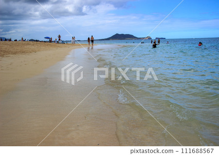beautiful hawaii beach scenery 111688567