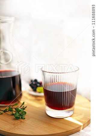 葡萄汁倒入時尚的玻璃杯中 111688893