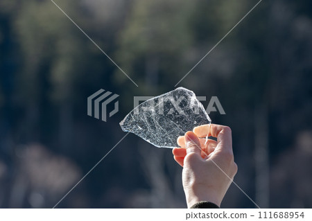 在冬天的池塘放一塊冰 在冬天的池塘放一塊冰 111688954