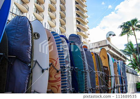 夏威夷風景兩旁都是衝浪板 111689535