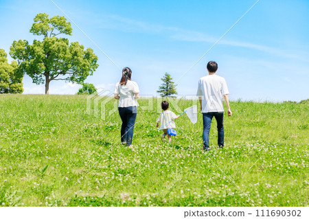 一家人在草原玩耍,親子形象 一家人在草原玩耍,親子形象 111690302