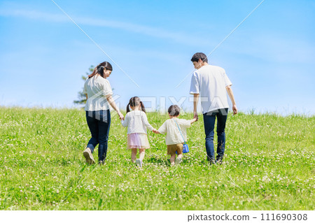 A family walking in the blue sky grassland 111690308