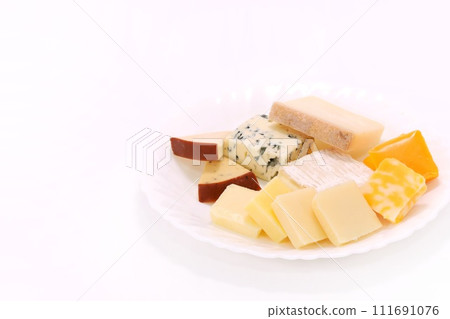 什錦起司明亮的背景高達,切達起司等。 什錦起司明亮的背景高達,切達起司等。 111691076