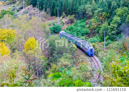 Sekihoku Main Line: Limited Express Okhotsk going over Jomon Pass 111691150