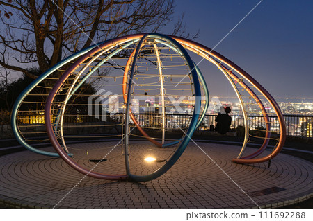 A young couple vowing their love on Valentine's Day at Suwayama Park, Chuo Ward, Kobe City A young couple vowing their love on Valentine's Day at Suwayama Park, Chuo Ward, Kobe City 111692288