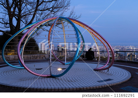 A young couple vowing their love on Valentine's Day at Suwayama Park, Chuo Ward, Kobe City A young couple vowing their love on Valentine's Day at Suwayama Park, Chuo Ward, Kobe City 111692291