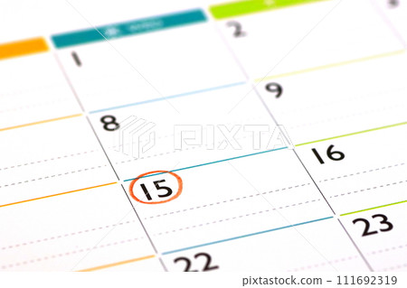 日曆和 15 日(退休金支付日/發薪日影像) 日曆和 15 日(退休金支付日/發薪日影像) 111692319