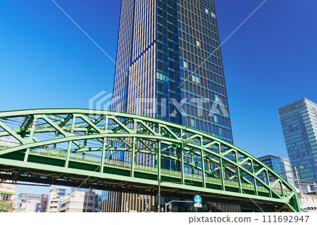 東京神田、鬆平橋十字路口和松住町橋的風景 111692947