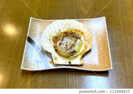 [Aomori Prefecture] Fire-grilled scallops (topped with butter) 111694037