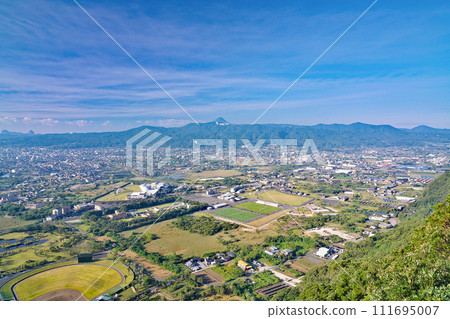 [Overlooking Ibusuki City from the Uomidake Observation Deck] East of Ibusuki City, Kagoshima Prefecture 111695007