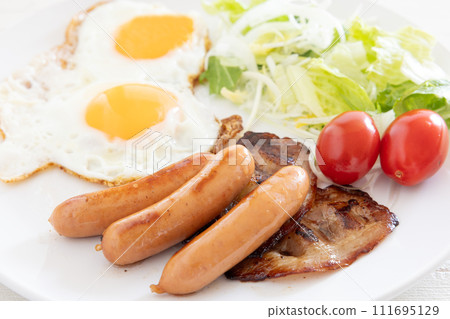 早餐可口煎蛋、香腸、培根和蔬菜沙拉 111695129
