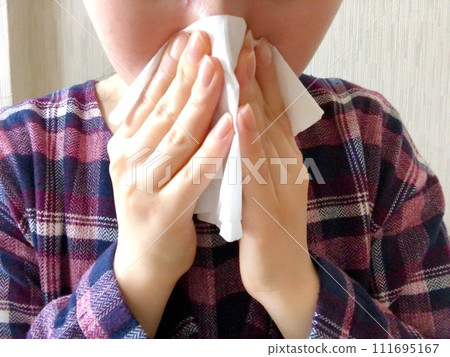 擤鼻涕的女人 擤鼻涕的女人 111695167