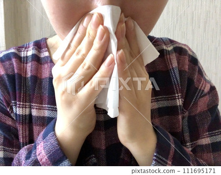 擤鼻涕的女人 擤鼻涕的女人 111695171