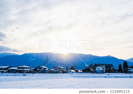 黃昏的松本市雪景 黃昏的松本市雪景 111695215