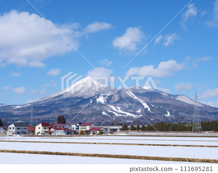 從福島縣豬苗代町眺望冬季的藍天和磐梯山 從福島縣豬苗代町眺望冬季的藍天和磐梯山 111695281