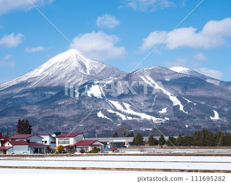 Blue skies in winter and Mt. Bandai, view from Inawashiro Town, Fukushima Prefecture 111695282