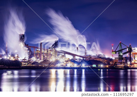 從名古屋市名古屋港九號南堤看到的新日鐵名古屋工廠夜景 從名古屋市名古屋港九號南堤看到的新日鐵名古屋工廠夜景 111695297