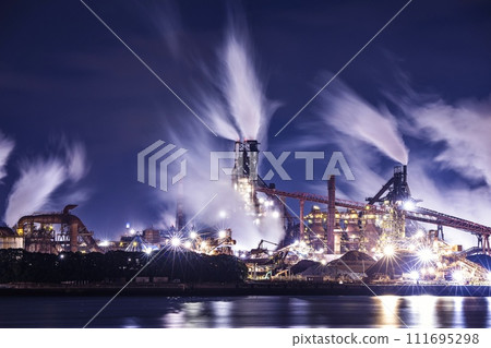 從名古屋市名古屋港九號南堤看到的新日鐵名古屋工廠夜景 111695298