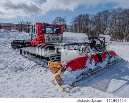 冬天藍天紅雪壓實車 111695514