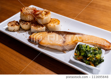 美味的黃尾魚照燒 美味的黃尾魚照燒 111695648