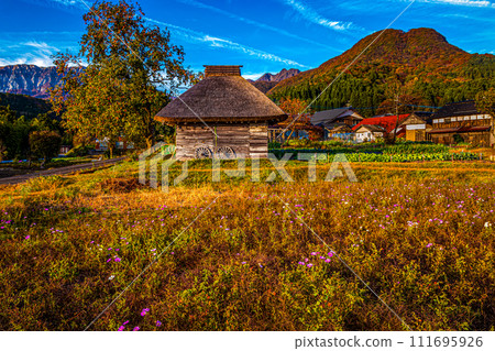 Autumn scenery_Oyama and thatched roof hut Autumn scenery_Oyama and thatched roof hut 111695926
