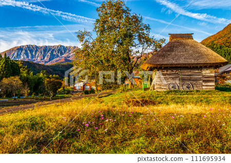 Autumn scenery_Oyama and thatched roof hut 111695934