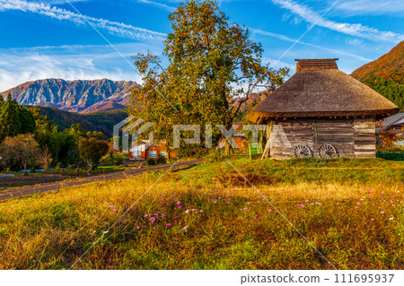 Autumn scenery_Oyama and thatched roof hut 111695937