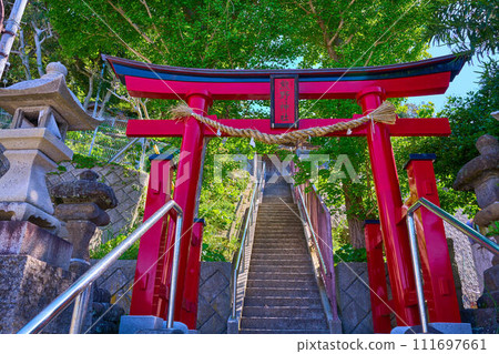 從R134看神奈川縣橫須賀市秋穀市倉和熊野神社的紅色鳥居 111697661