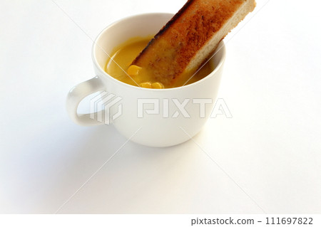 玉米湯,杯子裡有穀物,還有烤麵包 玉米湯,杯子裡有穀物,還有烤麵包 111697822