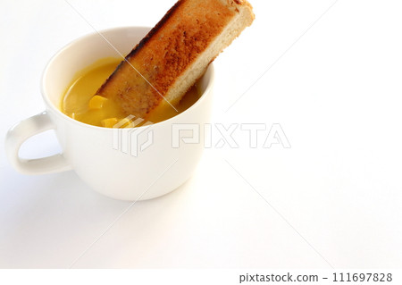 玉米湯,杯子裡有穀物,還有烤麵包 玉米湯,杯子裡有穀物,還有烤麵包 111697828