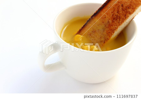 玉米湯,杯子裡有穀物,還有烤麵包 玉米湯,杯子裡有穀物,還有烤麵包 111697837
