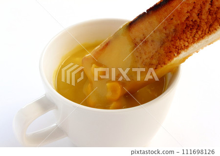 玉米湯,杯子裡有穀物,還有烤麵包 玉米湯,杯子裡有穀物,還有烤麵包 111698126