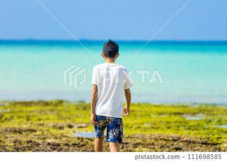 Children watching the sea 111698585