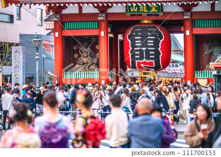 日本東京城市景觀令人震驚的人群...淺草寺擠滿了比冠狀病毒大流行之前更多的外國遊客...進入新時代=2月18日 111700153