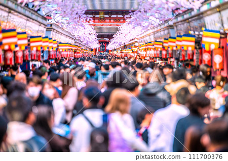 日本東京城市景觀令人震驚的人群...淺草寺擠滿了比冠狀病毒大流行之前更多的外國遊客...進入新時代=2月18日 日本東京城市景觀令人震驚的人群...淺草寺擠滿了比冠狀病毒大流行之前更多的外國遊客...進入新時代=2月18日 111700376