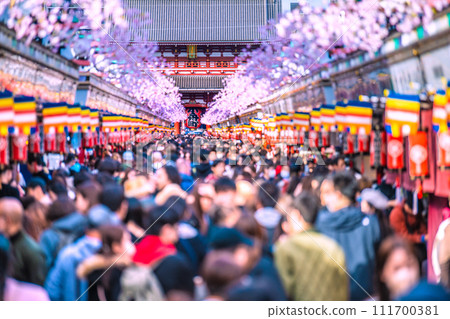 日本東京城市景觀令人震驚的人群...淺草寺擠滿了比冠狀病毒大流行之前更多的外國遊客...進入新時代=2月18日 日本東京城市景觀令人震驚的人群...淺草寺擠滿了比冠狀病毒大流行之前更多的外國遊客...進入新時代=2月18日 111700381