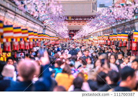 日本東京城市景觀令人震驚的人群...淺草寺擠滿了比冠狀病毒大流行之前更多的外國遊客...進入新時代=2月18日 日本東京城市景觀令人震驚的人群...淺草寺擠滿了比冠狀病毒大流行之前更多的外國遊客...進入新時代=2月18日 111700387