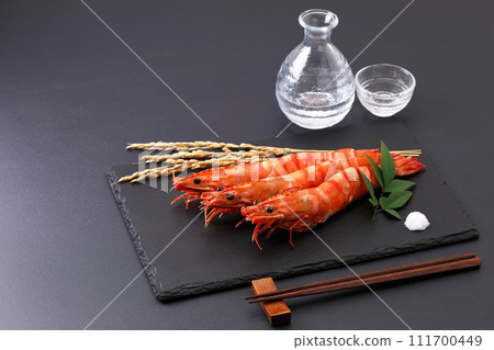 Grilled large shrimp served on a stone plate with sake 111700449